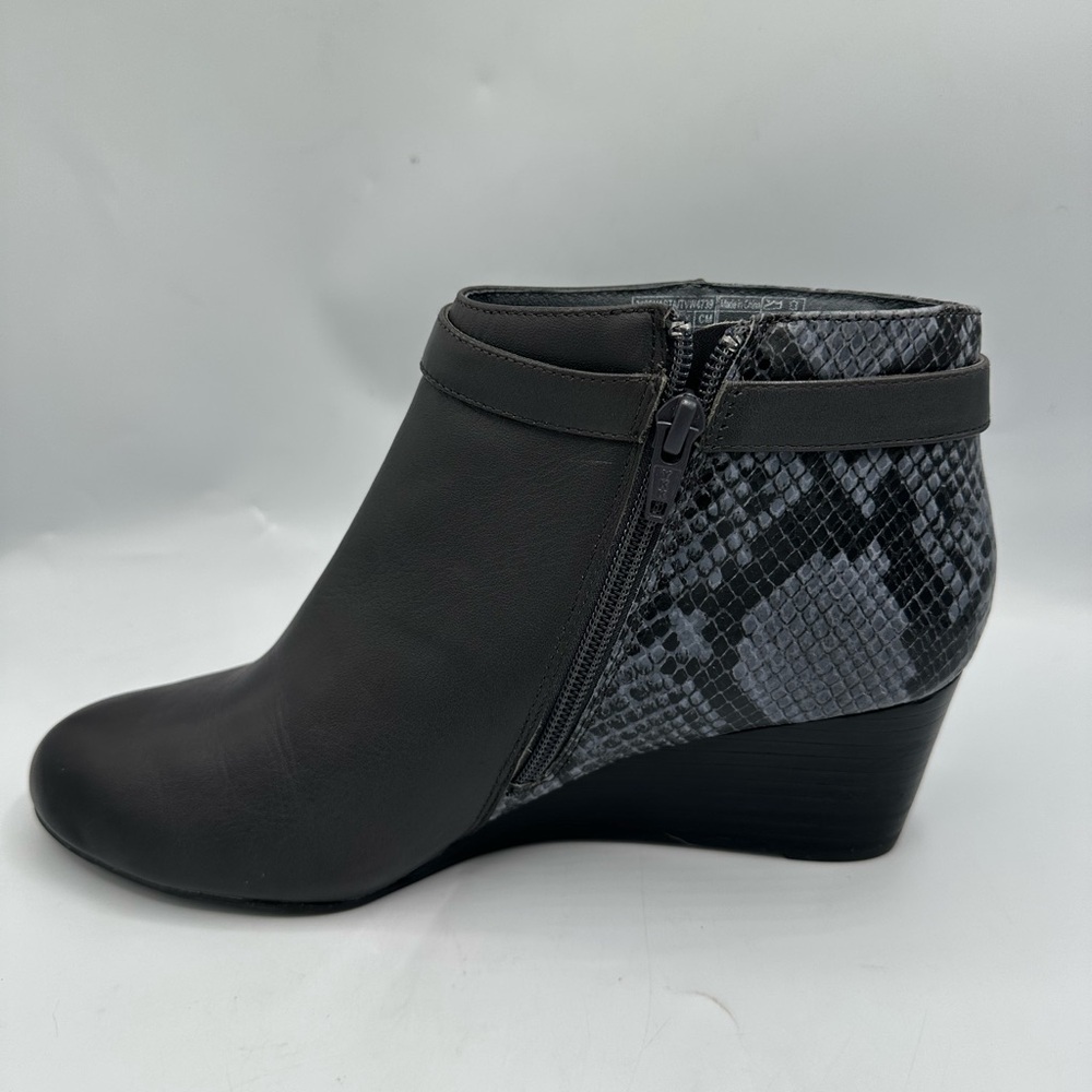 Vionic Boots Womens 8.5 Shasta Ankle Bootie Gray Snake Print Wedge Heels - Picture 4 of 12